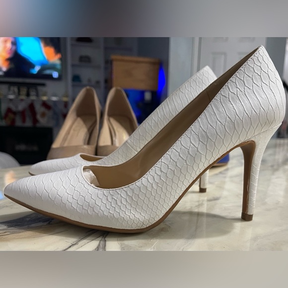 (SOLD) Jessica Simpson heels size 6.5 color white - Picture 3 of 6